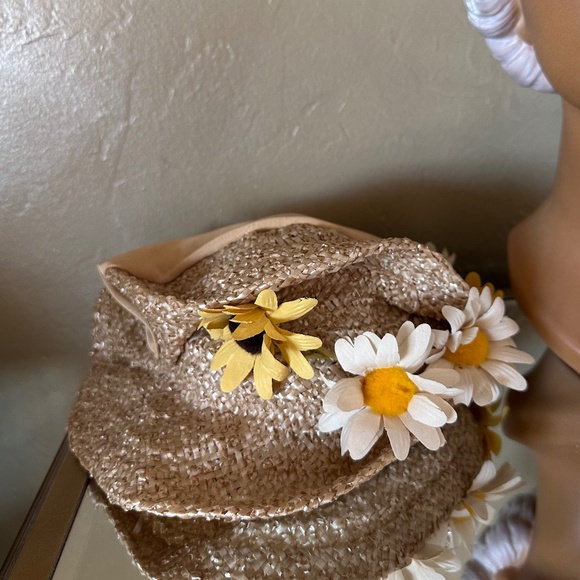 UNIQUE 1930s' BEIGE STRAW & GROSGRAIN ASYMMETRICAL HAT + FABRIC "DAISIES" - Picture 10 of 12